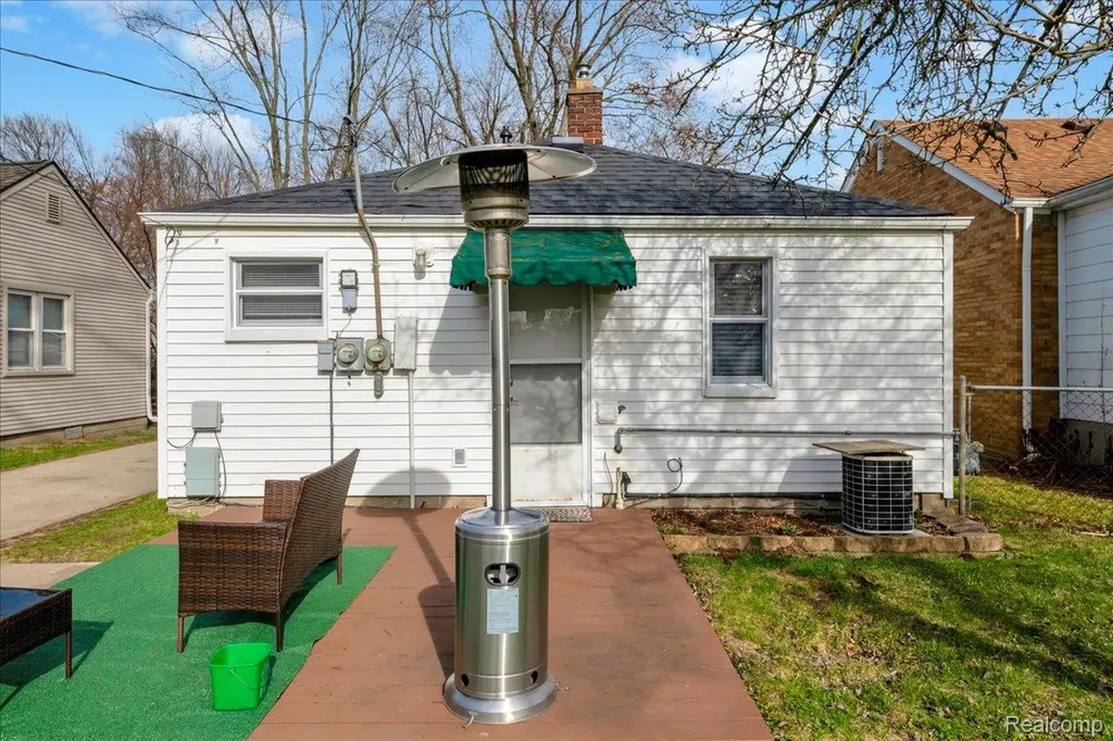 8237 Lenore Street Dearborn Heights City MI 48127