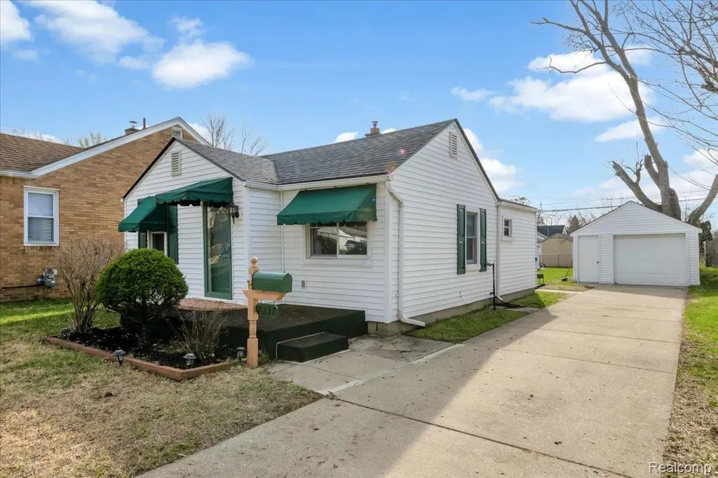 8237 Lenore Street Dearborn Heights City MI 48127