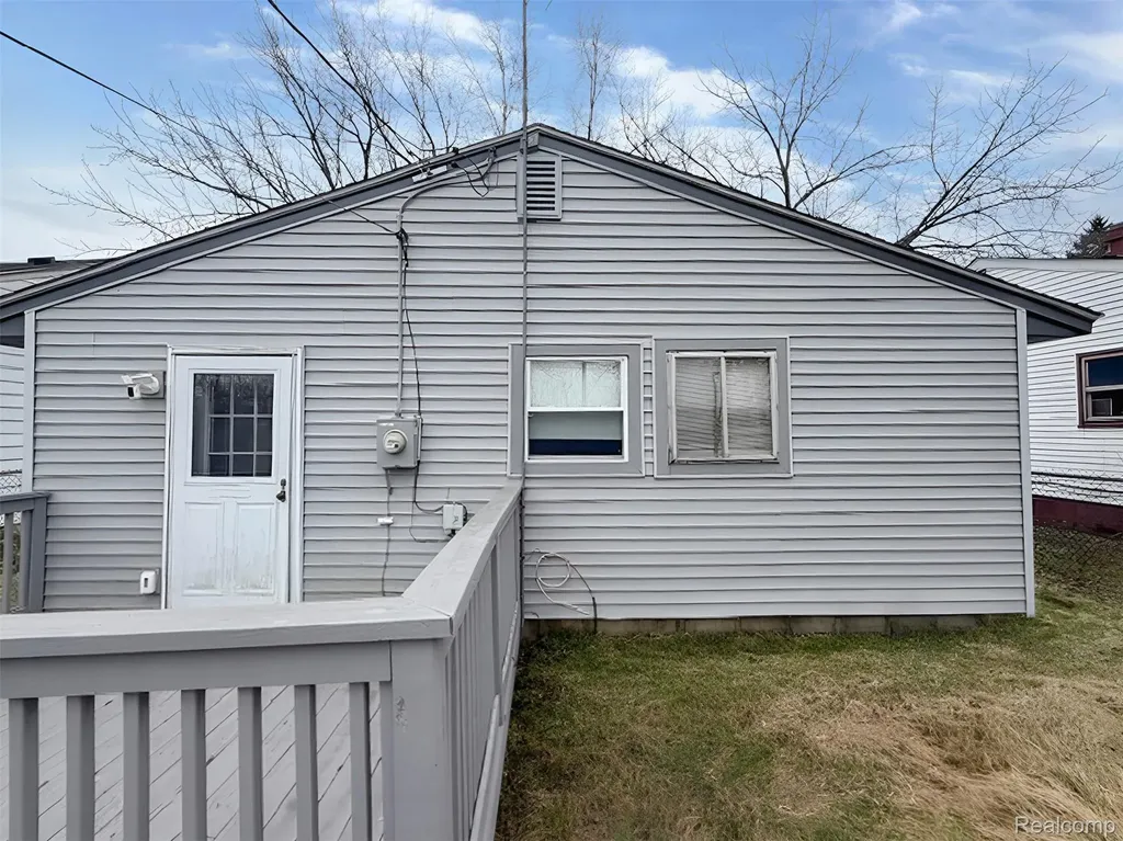 41 E Sheffield Avenue Pontiac City MI 48340