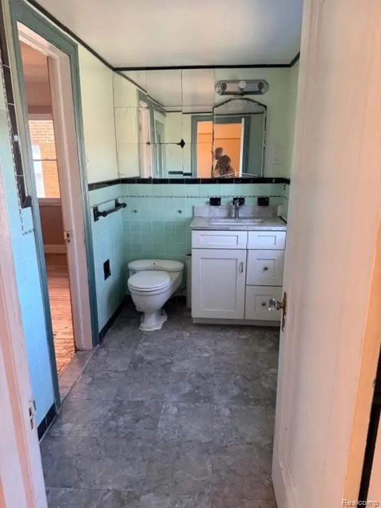 18303 Santa Barbara Drive Detroit City MI 48221