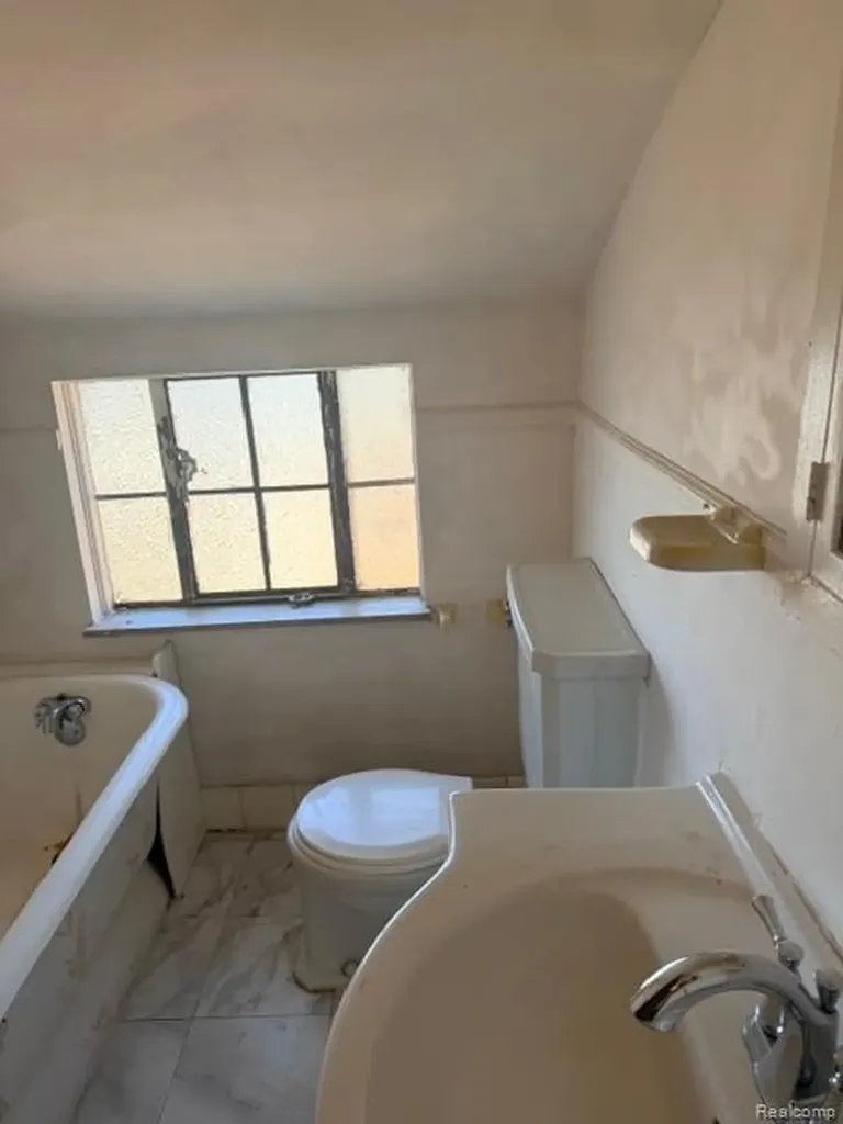 18303 Santa Barbara Drive Detroit City MI 48221
