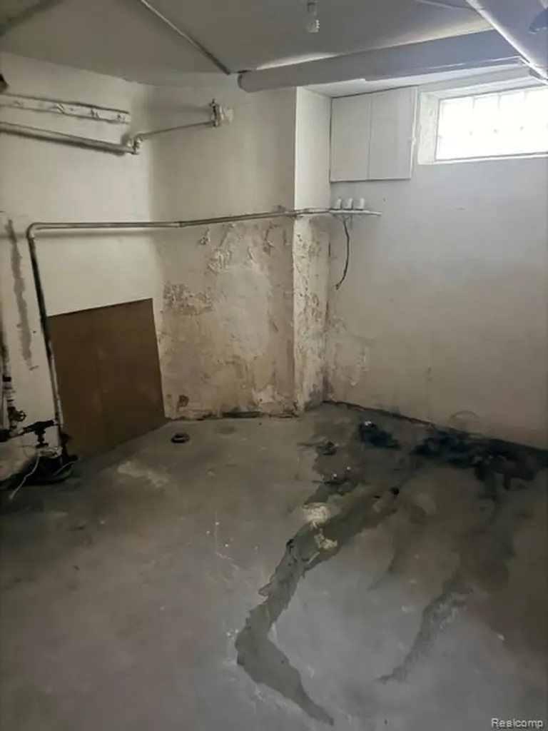 18303 Santa Barbara Drive Detroit City MI 48221