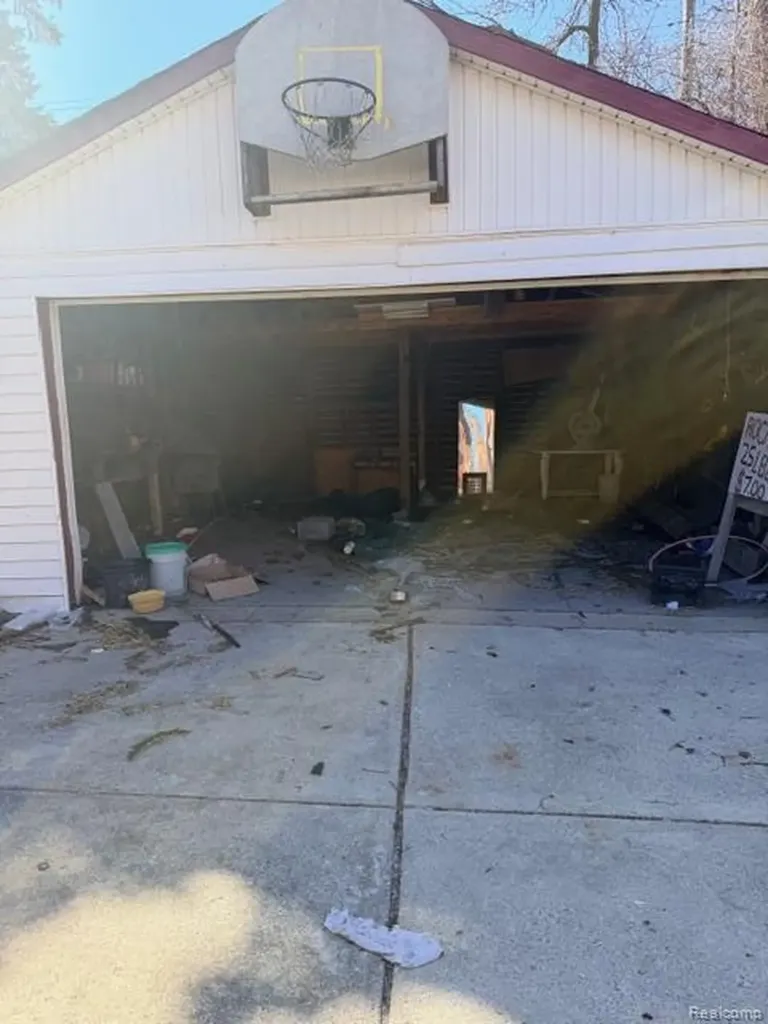 18303 Santa Barbara Drive Detroit City MI 48221