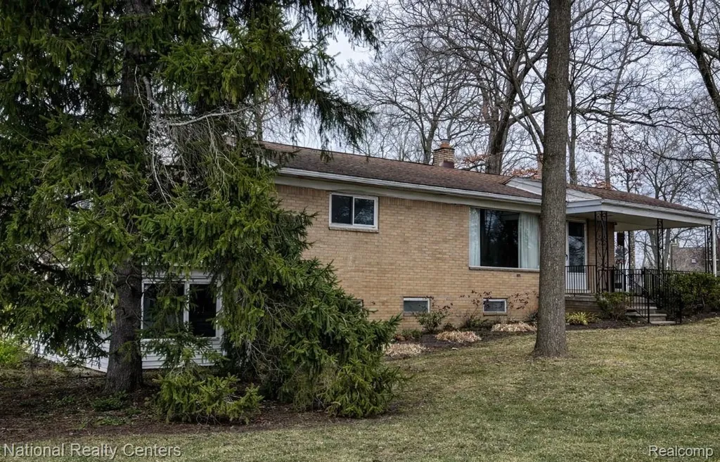 7010 Locklin Street West Bloomfield Charter Township MI 48324
