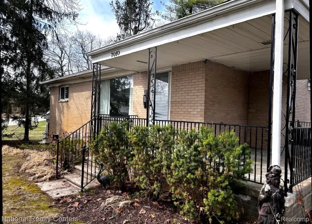 7010 Locklin Street West Bloomfield Charter Township MI 48324