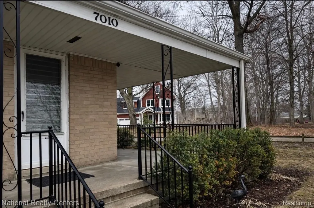 7010 Locklin Street West Bloomfield Charter Township MI 48324