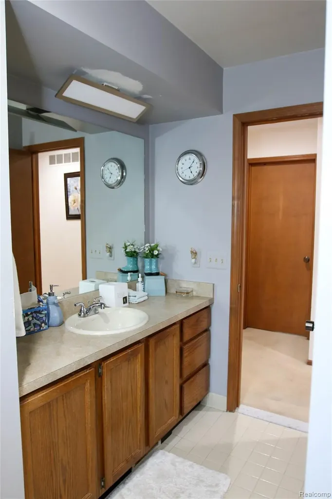 37860 N Laurel Park Drive Livonia City MI 48152