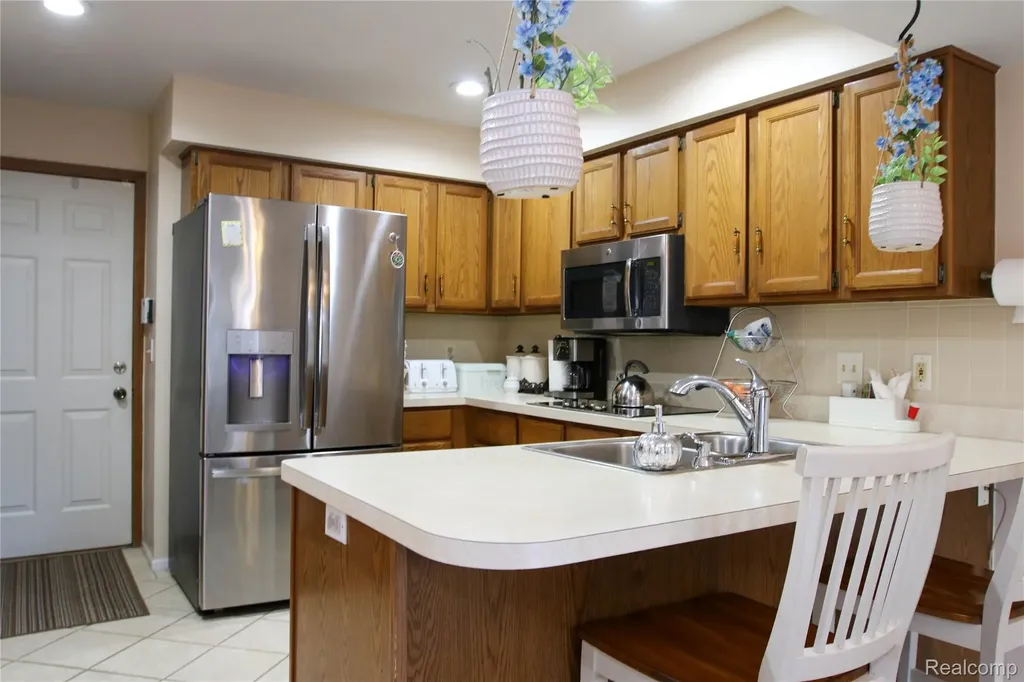 37860 N Laurel Park Drive Livonia City MI 48152