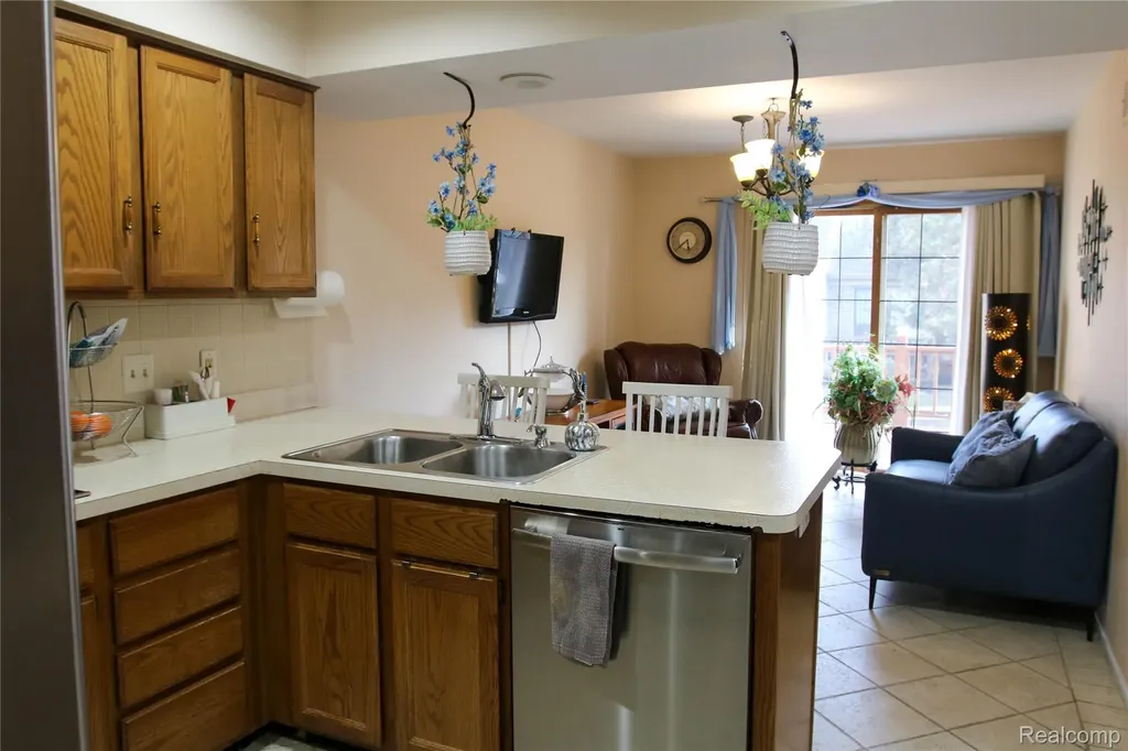37860 N Laurel Park Drive Livonia City MI 48152