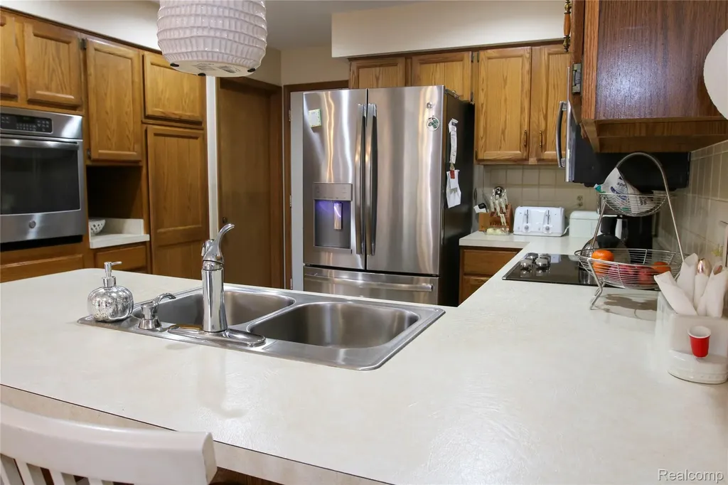 37860 N Laurel Park Drive Livonia City MI 48152