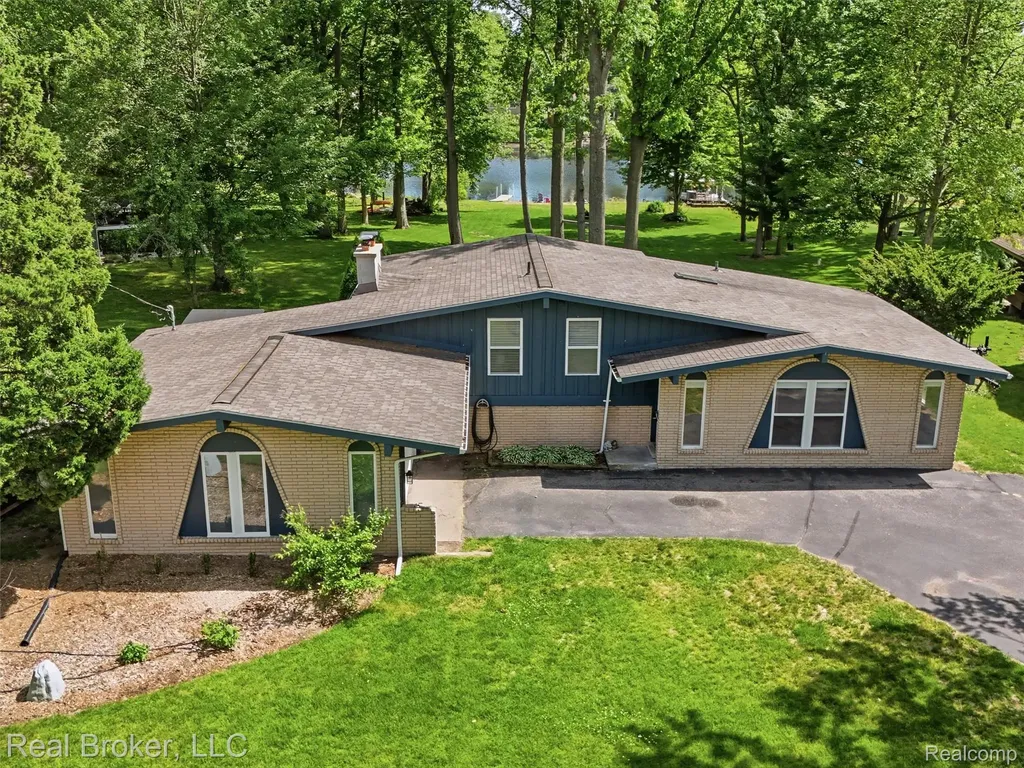 7514 Capri Drive White Lake Charter Township MI 48383