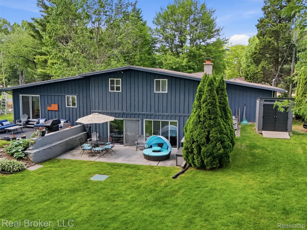 7514 Capri Drive White Lake Charter Township MI 48383