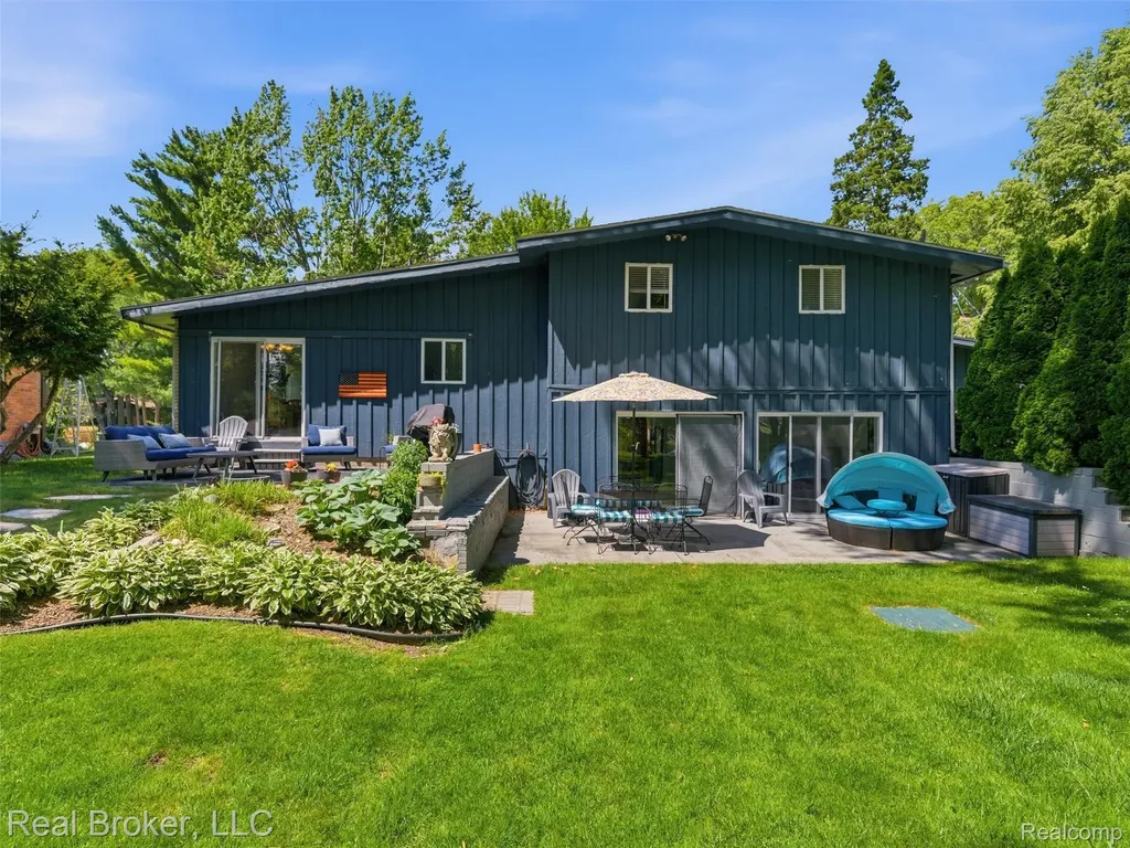 7514 Capri Drive White Lake Charter Township MI 48383
