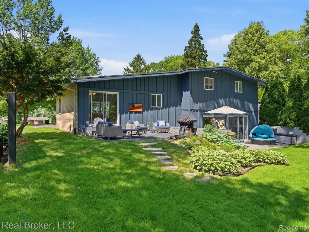 7514 Capri Drive White Lake Charter Township MI 48383
