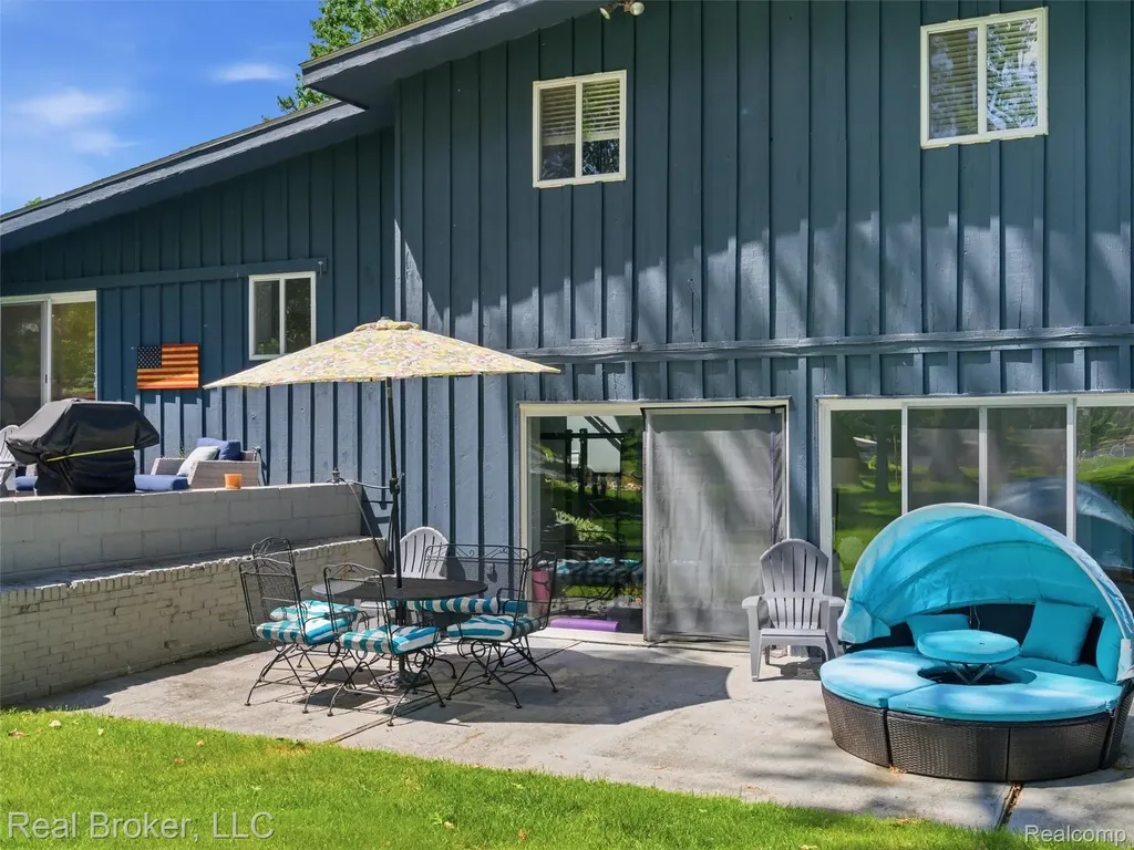 7514 Capri Drive White Lake Charter Township MI 48383