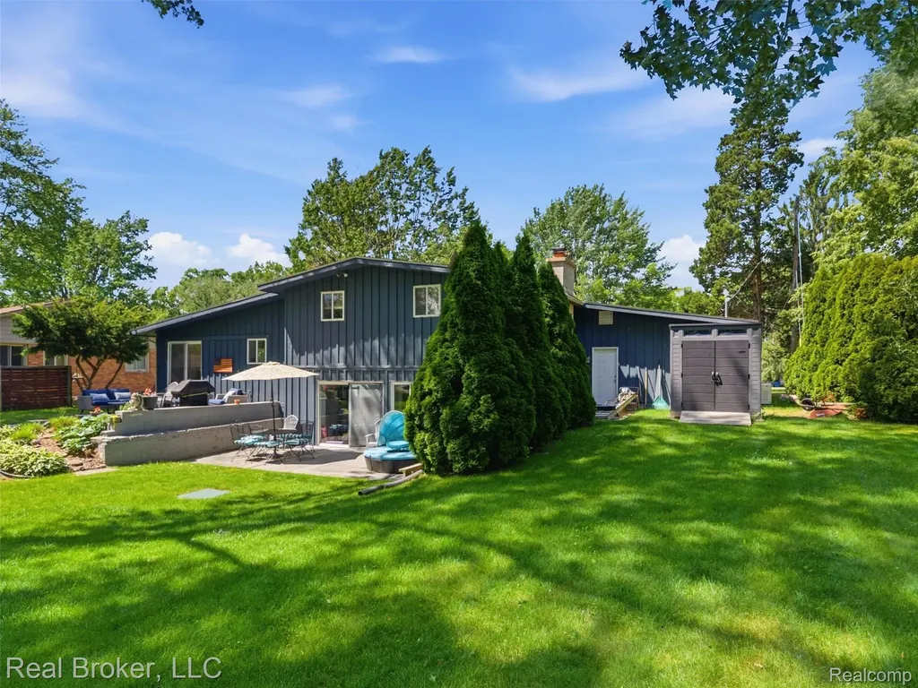 7514 Capri Drive White Lake Charter Township MI 48383