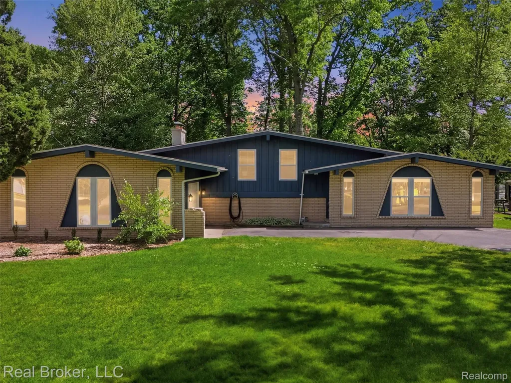 7514 Capri Drive White Lake Charter Township MI 48383