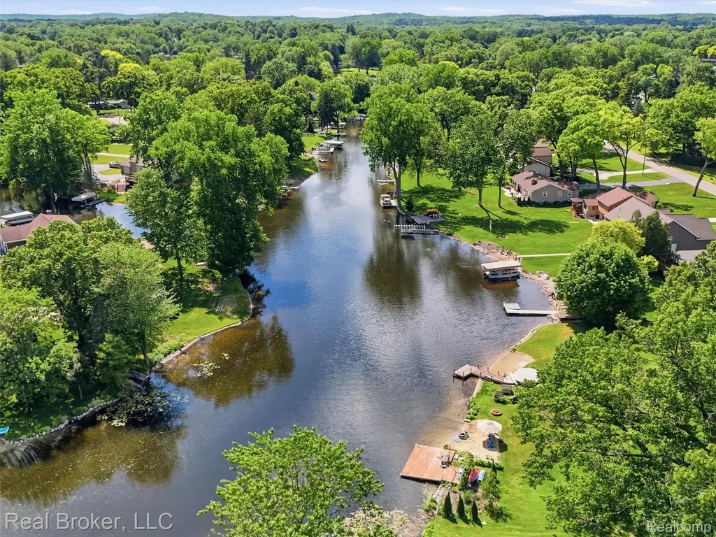 7514 Capri Drive White Lake Charter Township MI 48383