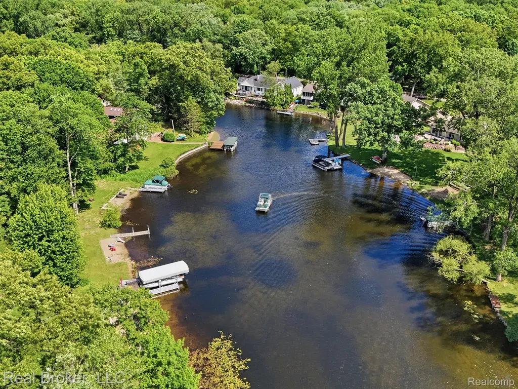 7514 Capri Drive White Lake Charter Township MI 48383