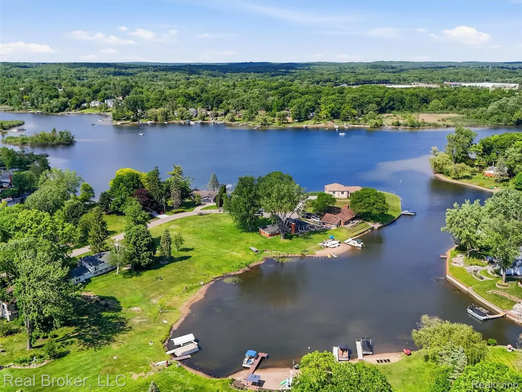 7514 Capri Drive White Lake Charter Township MI 48383