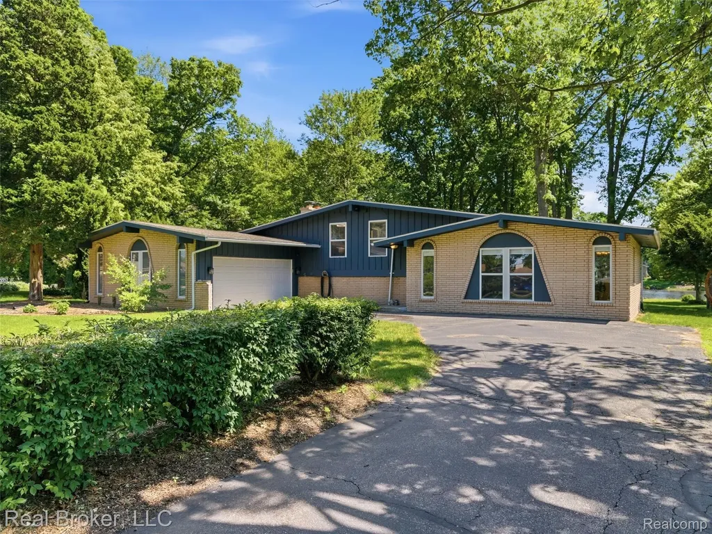 7514 Capri Drive White Lake Charter Township MI 48383