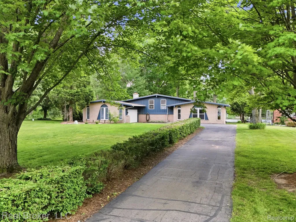 7514 Capri Drive White Lake Charter Township MI 48383