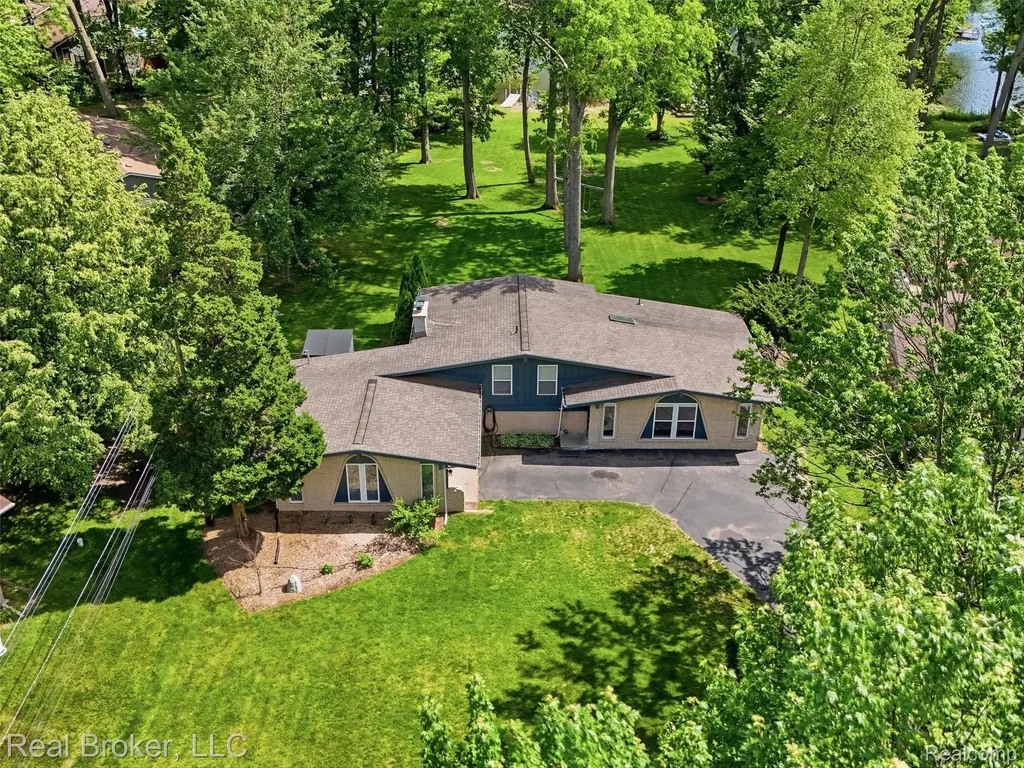 7514 Capri Drive White Lake Charter Township MI 48383