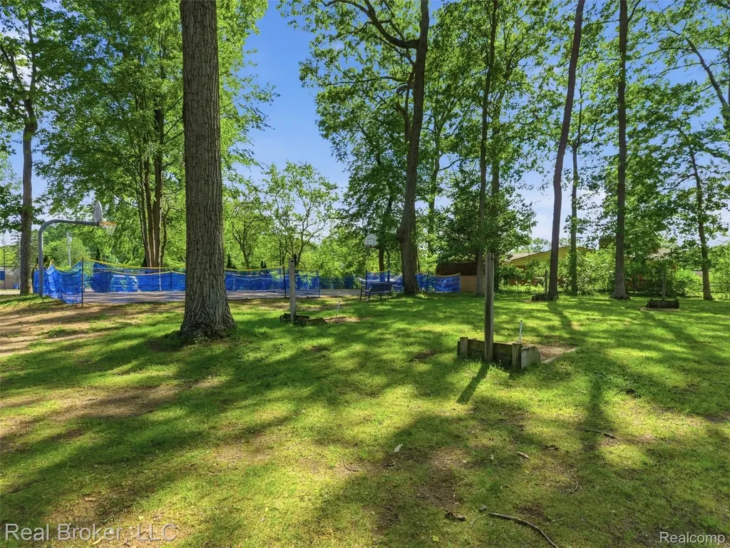 7514 Capri Drive White Lake Charter Township MI 48383