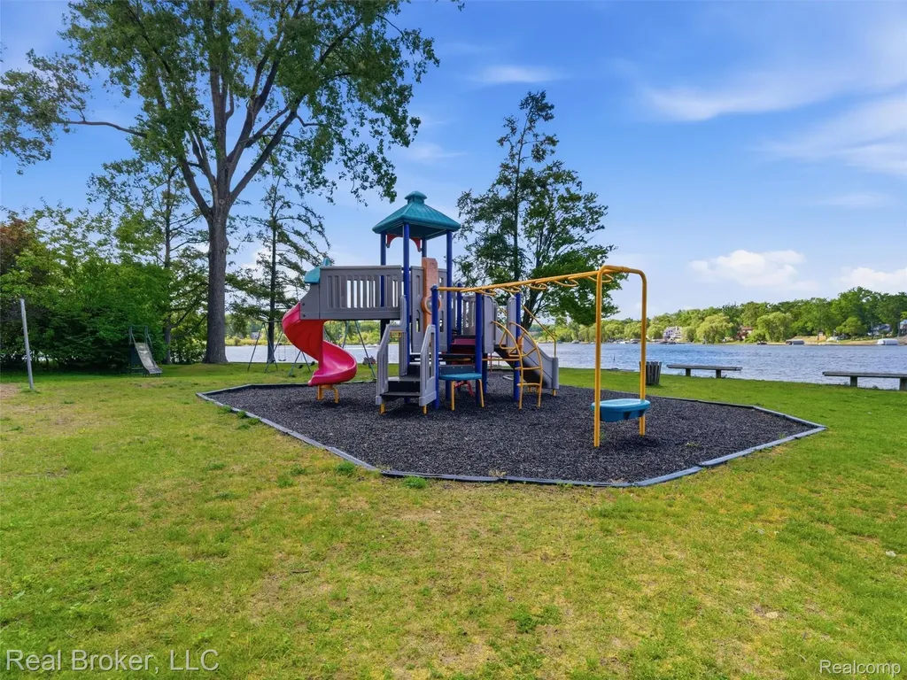 7514 Capri Drive White Lake Charter Township MI 48383