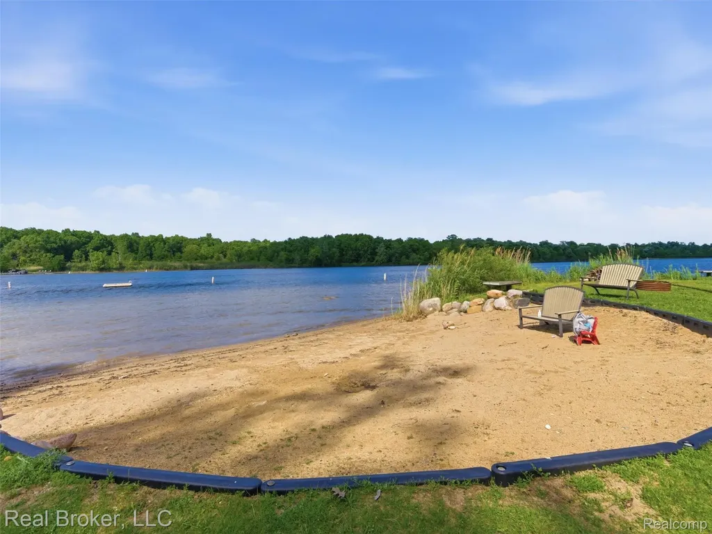 7514 Capri Drive White Lake Charter Township MI 48383