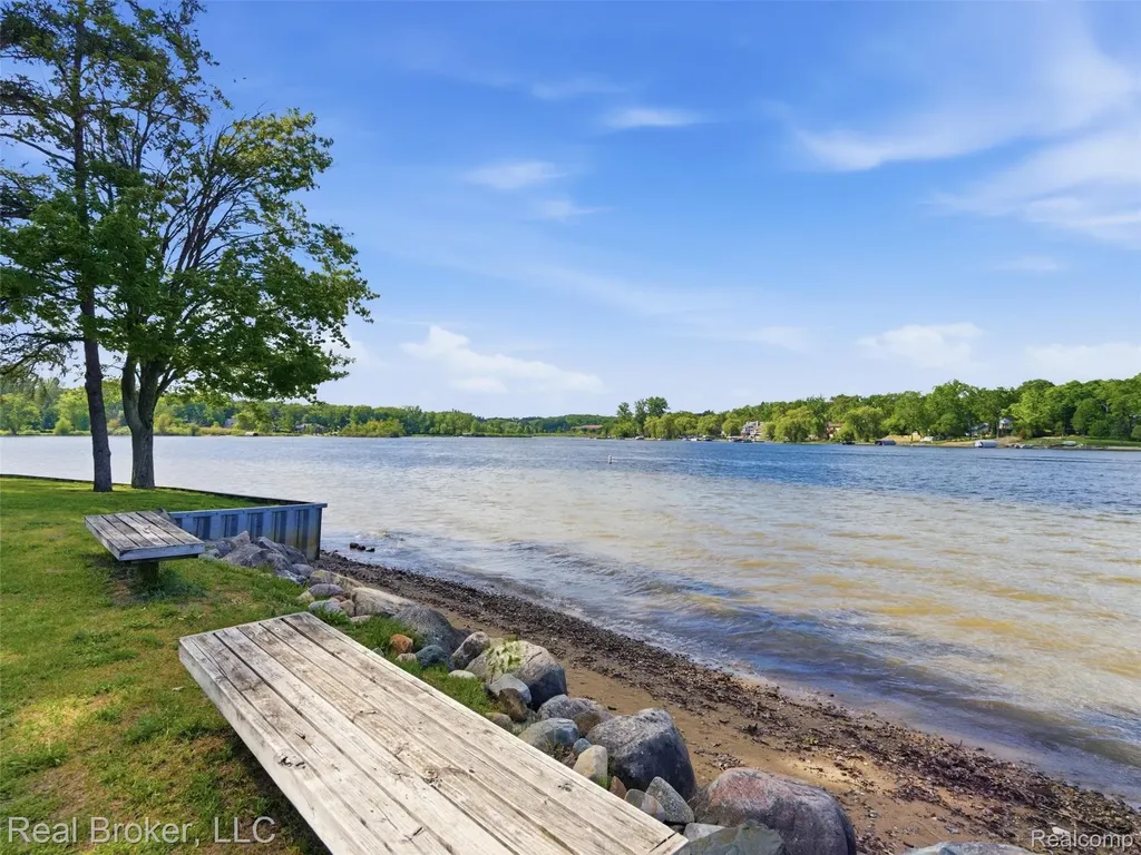 7514 Capri Drive White Lake Charter Township MI 48383
