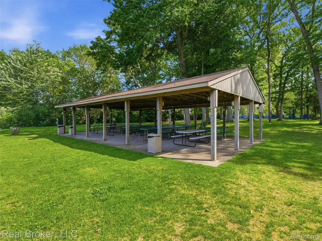 7514 Capri Drive White Lake Charter Township MI 48383
