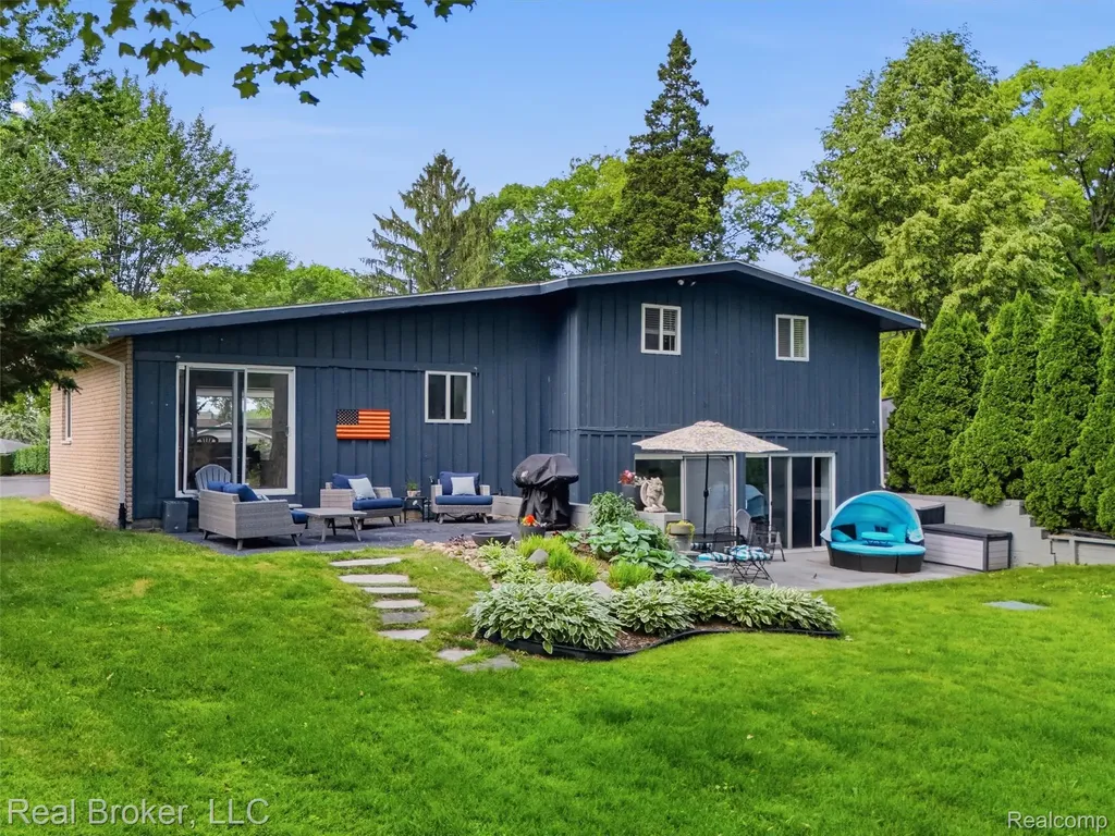 7514 Capri Drive White Lake Charter Township MI 48383