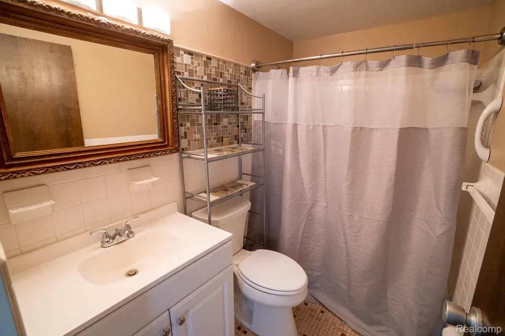 20 Chestnut Street Wyandotte City MI 48192