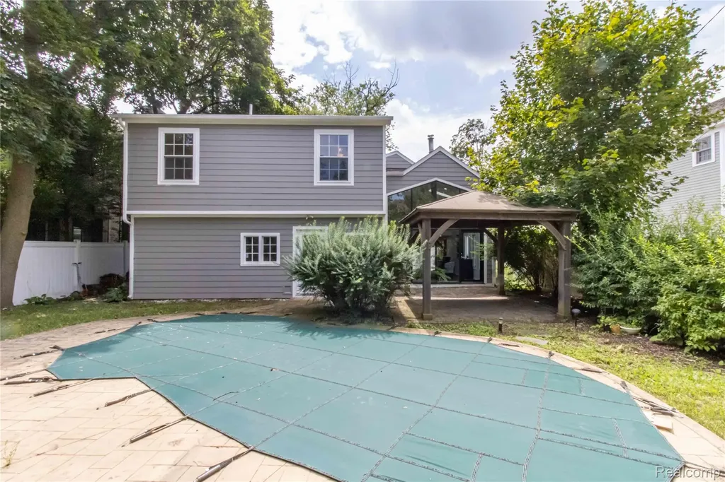 1834 Fairview Street Birmingham City MI 48009