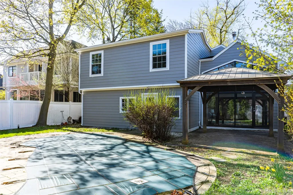 1834 Fairview Street Birmingham City MI 48009