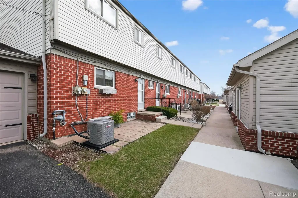 20814 Hunt Drive Roseville City MI 48066
