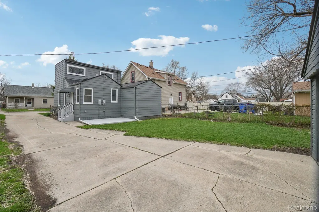 8619 Lozier Avenue Warren City MI 48089