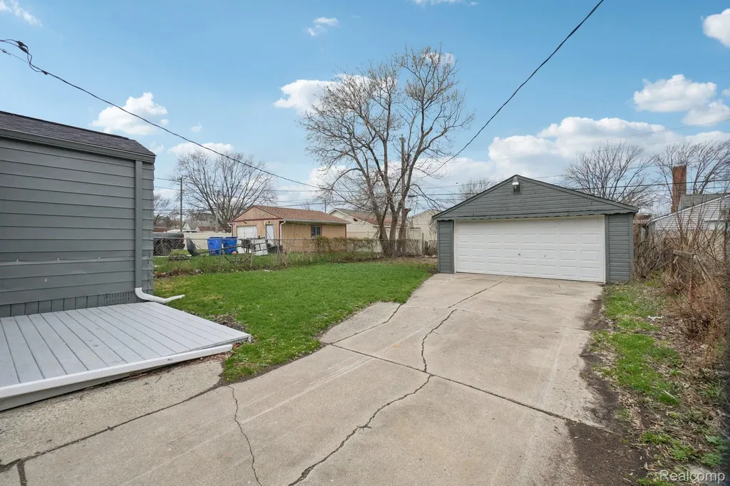 8619 Lozier Avenue Warren City MI 48089