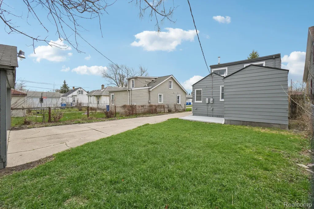 8619 Lozier Avenue Warren City MI 48089