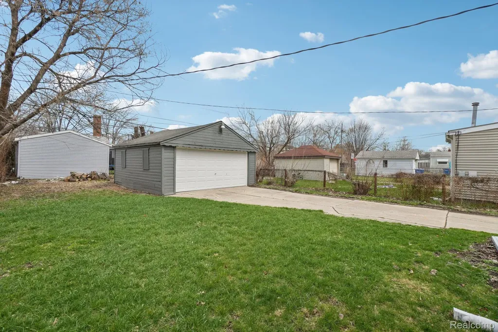 8619 Lozier Avenue Warren City MI 48089