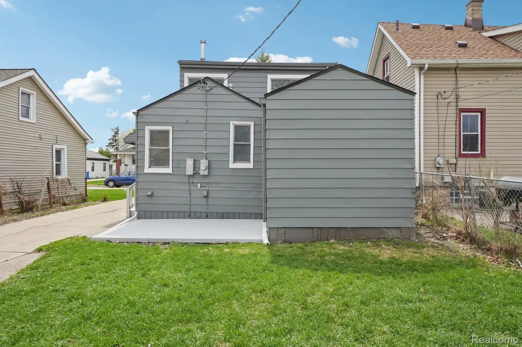 8619 Lozier Avenue Warren City MI 48089