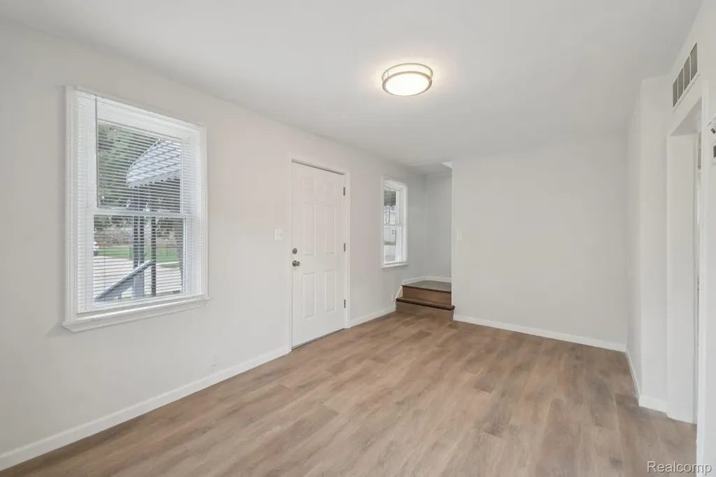 8619 Lozier Avenue Warren City MI 48089