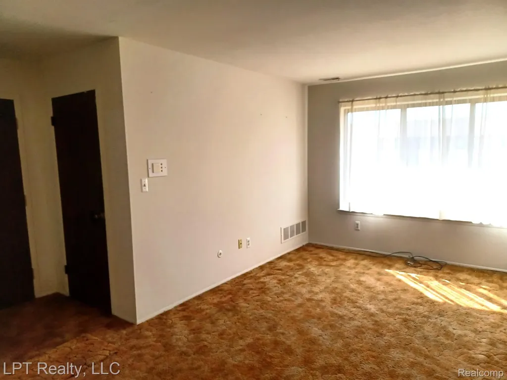 4973 E 10 Mile Road Warren City MI 48091