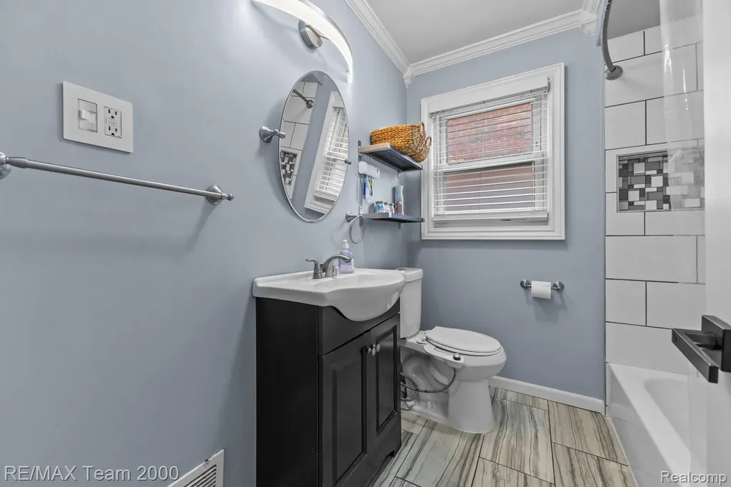 15551 Warwick Avenue Allen Park City MI 48101