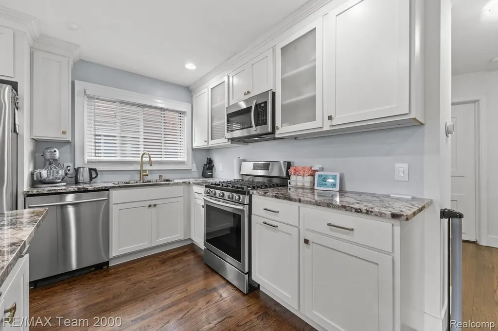 15551 Warwick Avenue Allen Park City MI 48101