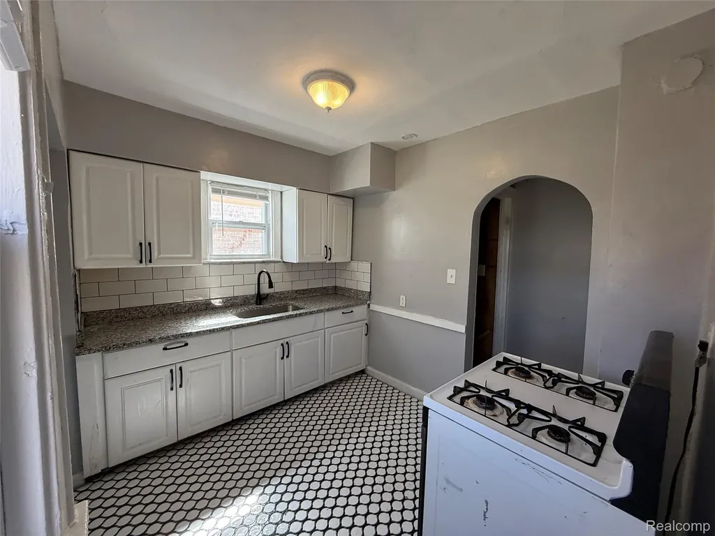 16206 Snowden Street Detroit City MI 48235