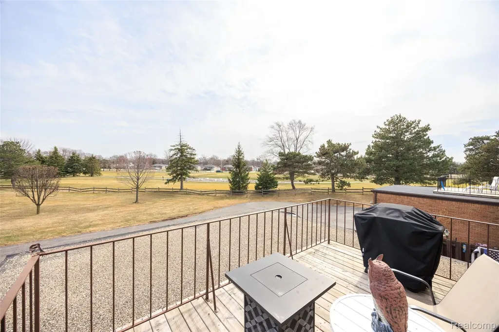 517 Country Club Drive St. Clair Shores City MI 48082