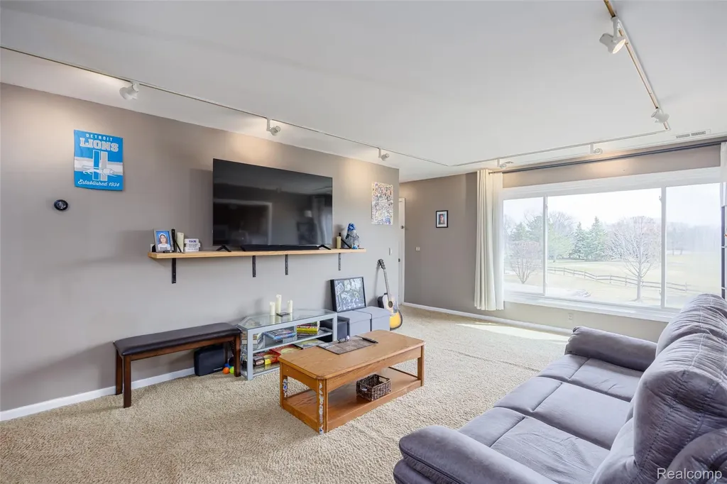 517 Country Club Drive St. Clair Shores City MI 48082