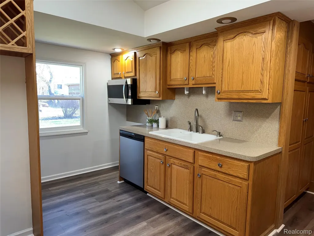 23211 Glenbrook Street St. Clair Shores City MI 48082